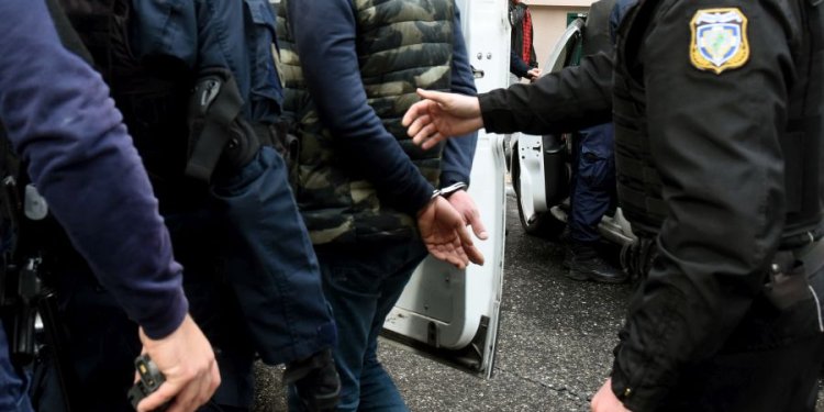 Δύο συλλήψεις για ληστεία στον σταθμό Μετρό «Αγία Μαρίνα» Δύο συλλήψεις για ληστεία στον σταθμό Μετρό «Αγία Μαρίνα»