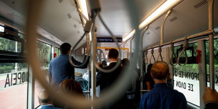 Τροχαίο ατύχημα σημειώθηκε το μεσημέρι του Σαββάτου στη Λεωφόρο Συγγρού, στο ύψος της οδόυ Κράτητος στο ρεύμα προς Αθήνα στην περιοχή του Νέου Κόσμου, όταν λεωφορείο συγκρούστηκε με γερανό.