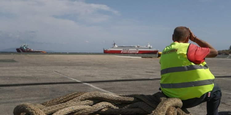 Ραφήνα: Προσωρινή απαγόρευση απόπλου στο «Super Express» μετά από επακούμβηση στον προβλήτα