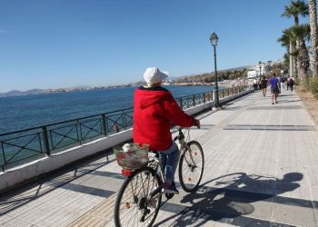 Aίθριος με κατά τόπους πρόσκαιρες βροχές