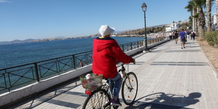 Aίθριος με κατά τόπους πρόσκαιρες βροχές