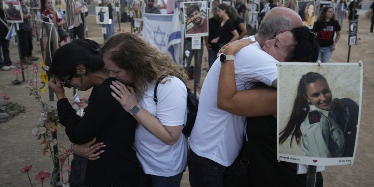 Ισορροπίες τρόμου στη Μέση Ανατολή ένα χρόνο μετά την εισβολή της Χαμάς στο Ισραήλ – Εκδηλώσεις μνήμης εν μέσω βομβαρδισμών