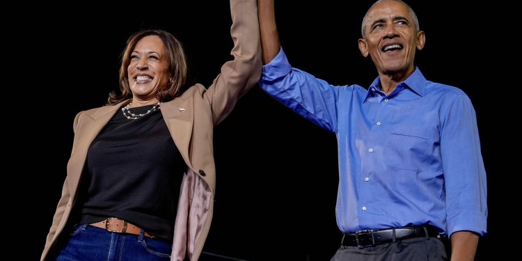 Προεδρικές εκλογές στις ΗΠΑ: Για πρώτη φορά μαζί με Ομπάμα η Κάμαλα Χάρις – «Χωματερή η χώρα», σύμφωνα με τον Τραμπ