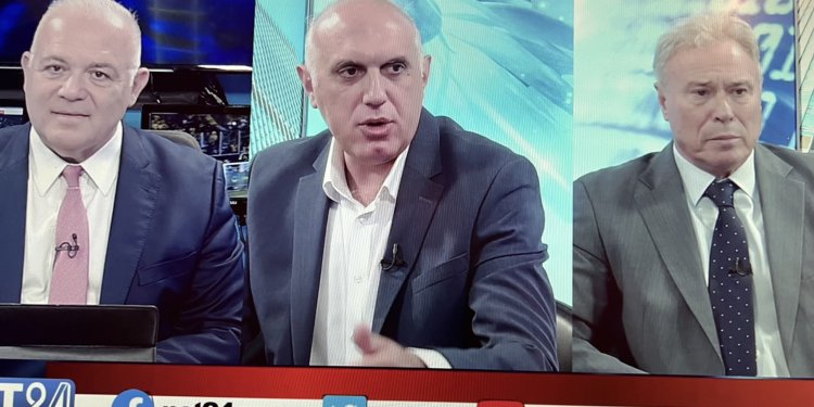 Σχολια “φωτια”  του Γιάννη Σγουρού για Διαμαντοπούλου και Ανδρουλάκη