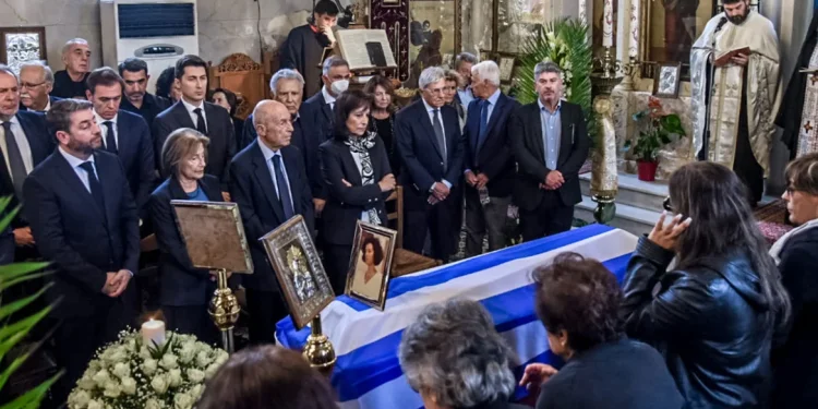 Το «όλον ΠΑΣΟΚ» αποχαιρέτησε την “Σιδηρά Κυρία” Βάσω Παπανδρέου στα Βαλιμίτικα Αιγίου
