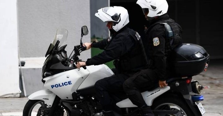 Ασπρόπυργος: Δύο αστυνομικοί τραυματίστηκαν όταν ΙΧ συγκρούστηκε με μηχανή της ΔΙΑΣ – Ανθωποκυνηγητό για τον εντοπισμό και τη σύλληψη του οδηγού