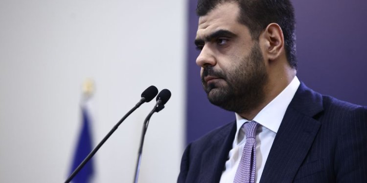 Live η ενημέρωση από τον κυβερνητικό εκπρόσωπο