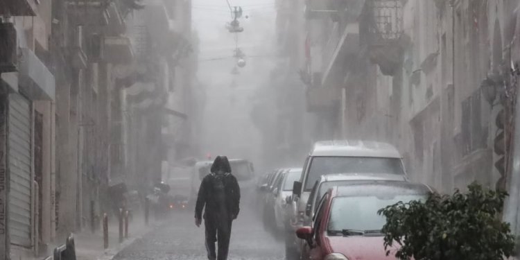 H κακοκαιρία Bora φέρνει βροχές, καταιγίδες και πυκνές χιονοπτώσεις στα ορεινά – FANTOMAS.GR