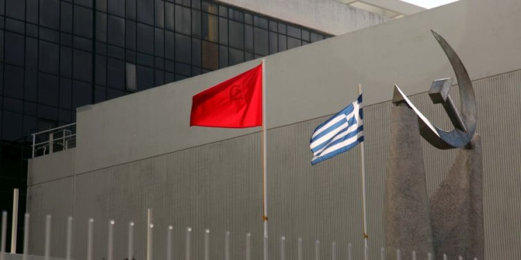 ΚΚΕ: Τσακωμός στον ίδιο αχυρώνα η αντιπαράθεση Μητσοτάκη – Ανδρουλάκη