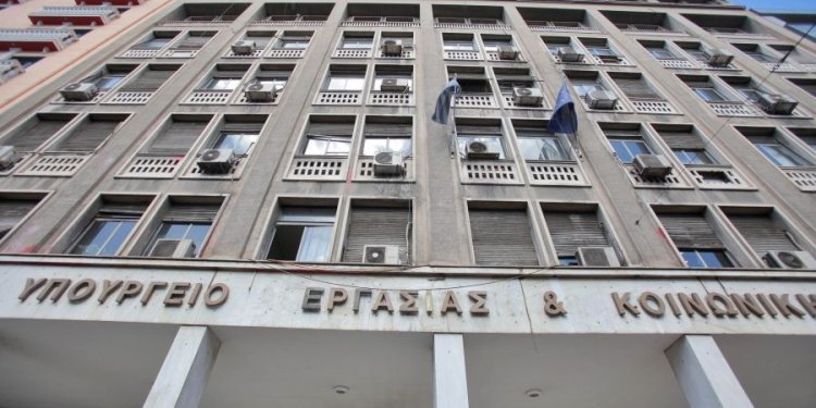 Για “παλιό, γνώριμο λαϊκισμό” κατηγορεί το ΠΑΣΟΚ το Υπουργείο Εργασίας και Κοινωνικής Ασφάλισης τονίζοντας ότι αδυνατεί να αρθρώσει έναν σοβαρό πολιτικό ρόλο και να προτείνει ρεαλιστικές λύσεις.