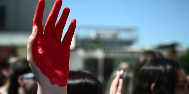 Γυναικοκτονία στη Ροδόπη: Τη μαχαίρωσε και ήπιε πετρέλαιο για να αυτοκτονήσει – Ο δράστης νοσηλεύεται φρουρούμενος