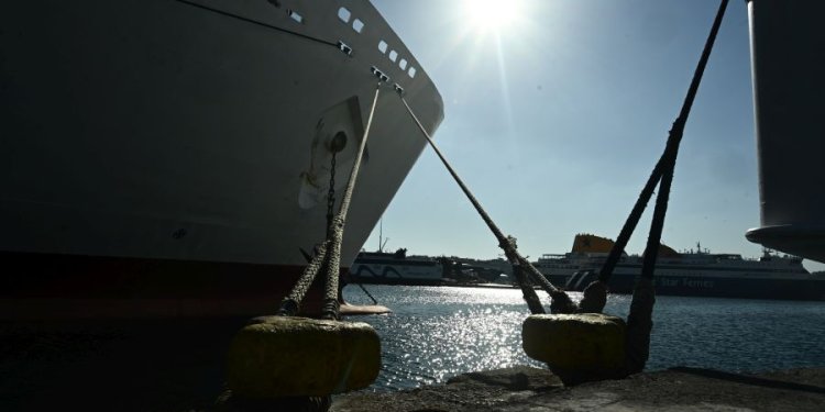 Χωρίς τις αισθήσεις της ανασύρθηκε το πρωί της Δευτέρας, από τη θαλάσσια περιοχή της Πύλης Ε8 εντός του λιμένα Πειραιά, γυναίκα ηλικίας περίπου 50 ετών, αγνώστων λοιπών στοιχείων.