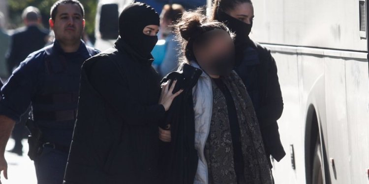 Έκρηξη στους Αμπελόκηπους: Στα δικαστήρια η 30χρονη – Απολογείται ο σύντροφός της