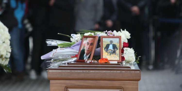 Χιλιάδες κόσμου στην κηδεία του Γιάννη Μπουτάρη – FANTOMAS.GR