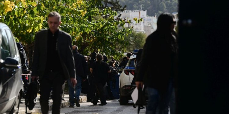 Προφυλακίστηκε ο Νίκος Ρωμανός – Μικρής έκτασης επεισόδια έξω από την Ευελπίδων – Τέσσερις προσαγωγές