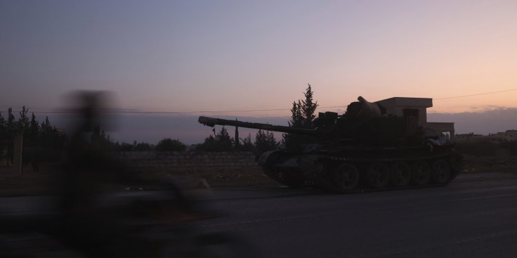 Συρία: Ο στρατός κλείνει τους δρόμους προς το Χαλέπι
