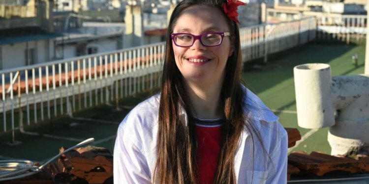 Η καλλιτέχνις με σύνδρομο Down, LLoxy, παρουσιάζει την πρώτη της ατομική έκθεση στην Αθήνα