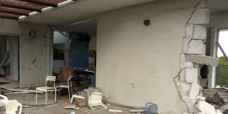 Επίθεση με ρουκέτες της Χεζμπολάχ κατά τη διάρκεια ρεπορτάζ του ΕΡΤNews σε χωριό φάντασμα στα σύνορα Ισραήλ – Λιβάνου