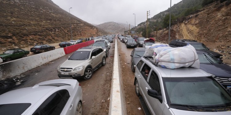 Δεκάδες χιλιάδες εκτοπισμένοι πολίτες επιστρέφουν στα σπίτια τους στον νότιο Λίβανο Δεκάδες χιλιάδες εκτοπισμένοι πολίτες επιστρέφουν στα σπίτια τους στον νότιο Λίβανο