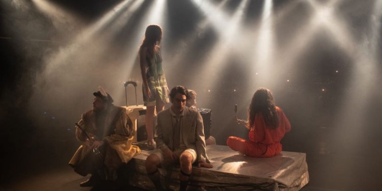 «Η Γραμμή του ορίζοντος» του Χρήστου Βακαλόπουλου στο Θέατρο Χώρα «Η Γραμμή του ορίζοντος» του Χρήστου Βακαλόπουλου στο Θέατρο Χώρα