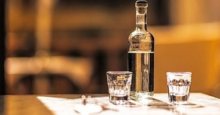 Εξαρθρώθηκε κύκλωμα που παρήγαγε και διακινούσε παράνομα αλκοολούχα ποτά