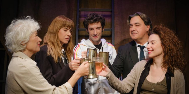 Το καινούργιο έργο του Μάριους φον Μάγενμπουργκ «Νάχτλαντ» στο θέατρο Αποθήκη Το καινούργιο έργο του Μάριους φον Μάγενμπουργκ «Νάχτλαντ» στο θέατρο Αποθήκη