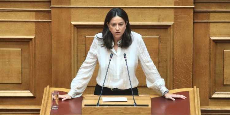 ΠΟΛΙΤΙΚΗ ΔΕΛΦΙΝΟΥ ΑΚΟΛΟΥΘΕΙ Η ΚΕΡΑΜΕΩΣ