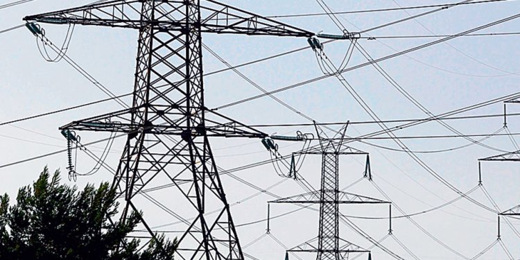 Μόνιμο μηχανισμό κατά των αυξήσεων στις τιμές ρεύματος προωθεί η κυβέρνηση