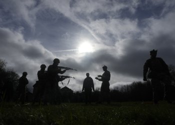 ΨΑΧΝΟΥΝ ΣΤΡΑΤΙΩΤΙΚΟΥΣ ΓΙΑ ΑΝΤΙΒΑΡΟ ΣΤΗΝ ΚΑΘΙΖΗΣΗ