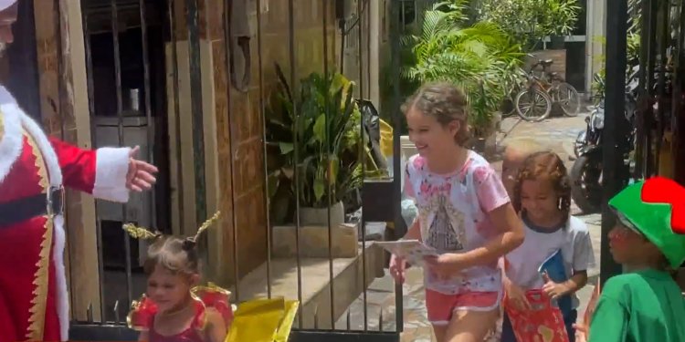 Ένθετο Κόσμος: Εκατοντάδες παιδιά στο Ρίο ντε Τζανέιρο πήραν δώρα από τον Άγιο Βασίλη Ένθετο Κόσμος: Εκατοντάδες παιδιά στο Ρίο ντε Τζανέιρο πήραν δώρα από τον Άγιο Βασίλη