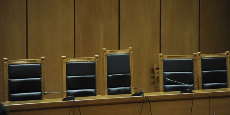 Αντιμέτωπη με κακουργήματα η σύζυγος του Αστυνομικού της Βουλής – Αφέθηκε ελεύθερη με όρους