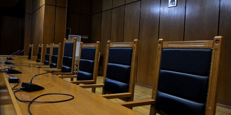 Ποινική δίωξη για 5 κακουργήματα στους 44 που παρίσταναν τους υπαλλήλους του ΔΕΔΔΗΕ και λογιστές