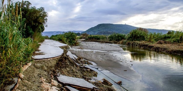 Κλιμάκιο του ΠΑΣΟΚ στις πληγείσες περιοχές της Λήμνου Κλιμάκιο του ΠΑΣΟΚ στις πληγείσες περιοχές της Λήμνου