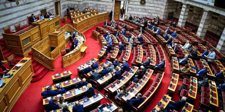 Σφοδρή σύγκρουση προκάλεσε για ακόμη μια φορά στη Βουλή το δυστύχημα των Τεμπών στον απόηχο των νέων στοιχείων για την πολύνεκρη τραγωδία