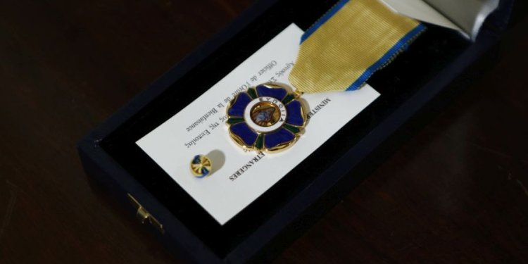 Παράσημα Χρυσού Σταυρού Τάγματος του Φοίνικος και Ευποιΐας στο ζεύγος Αραμπατζή απο την ΠτΔ