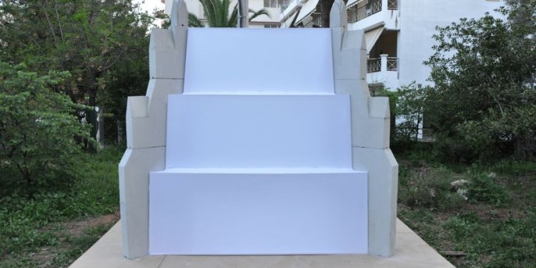 «Prop Objects»: Η πρώτη ατομική έκθεση της Αντιγόνης Πασίδη στο Κέντρο Τεχνών Δήμου Αθηναίων