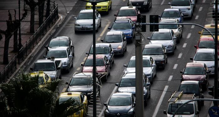 Ατελείωτες ουρές οχημάτων λόγω των μπλόκων στην Αθηνών-Λαμίας