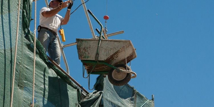 Επιθεώρηση Εργασίας: Στο «μικροσκόπιο» κατασκευές, τουρισμός και εστίαση