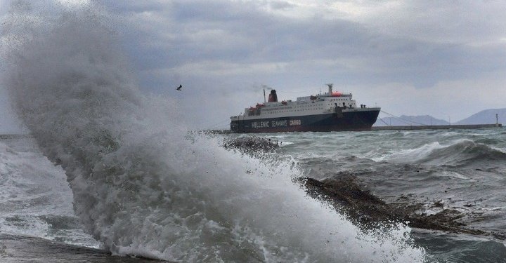 Ριπές άνω των 100 χλμ./ώρα και αύριο – Με δυσκολία οι θαλάσσιες μετακινήσεις – Ακραίος κίνδυνος πυρκαγιάς