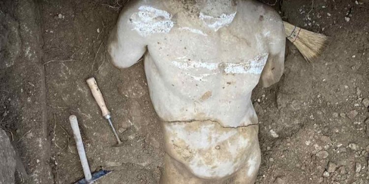 ΥΠΠΟ: Εύρεση μαρμάρινου αγάλματος σε σκάμμα του φυσικού αερίου κοντά στο Ηρώδειο ΥΠΠΟ: Εύρεση μαρμάρινου αγάλματος σε σκάμμα του φυσικού αερίου κοντά στο Ηρώδειο