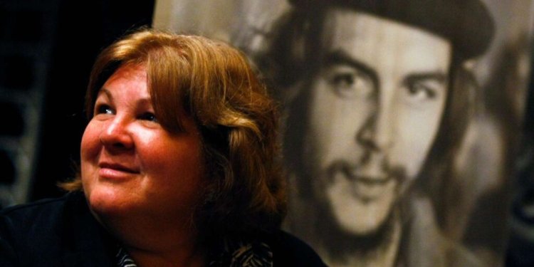 Εκπαιδευτικοί σε ΕΔΕ έπειτα από παρέμβαση της Νέας Δημοκρατίας επειδή κάλεσαν την κόρη του Τσε Γκεβάρα