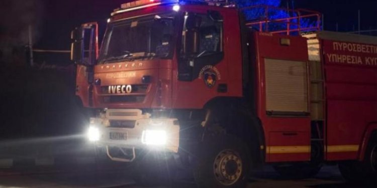 Φωτιά σε αμαξοστάσιο του δήμου Πειραιά, ζημιές σε τρία οχήματα