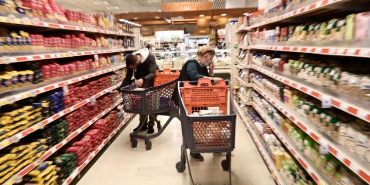 ΣΤΑ ΣΟΥΠΕΡ ΜΑΡΚΕΤ Η ΕΛΛΑΔΑ ΑΝΑΣΤΕΝΑΖΕΙ