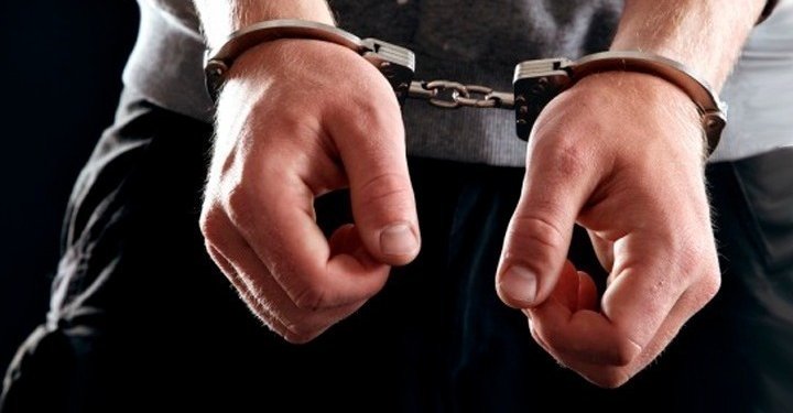 Συνελήφθη 48χρονος που ανήρτησε φωτογραφία με πιστόλι σε μέσο κοινωνικής δικτύωσης Συνελήφθη 48χρονος που ανήρτησε φωτογραφία με πιστόλι σε μέσο κοινωνικής δικτύωσης