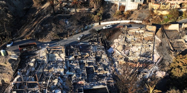 Λος Άντζελες: Οι κάτοικοι ζητούν από τη βιομηχανία ορυκτών καυσίμων να πληρώσει για τις ζημιές που προκάλεσαν οι πυρκαγιές