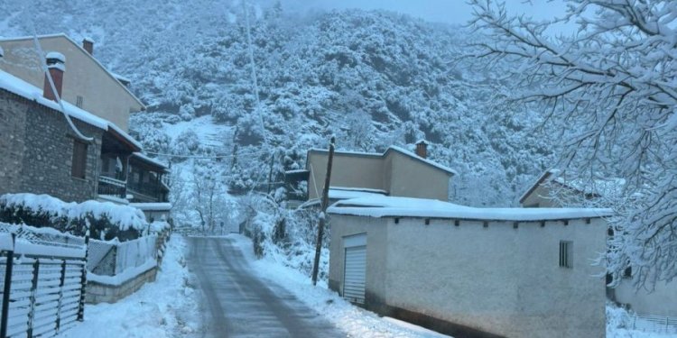 Ισχυρές χιονοπτώσεις στον Δήμο Μετεώρων – Χωρίς ρεύμα δέκα χωριά