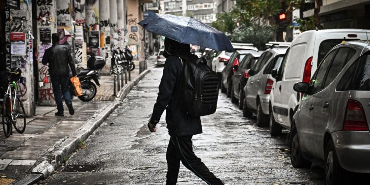 Βροχές και καταιγίδες σήμερα στις περισσότερες περιοχές – Παραμένουν οι χαμηλές θερμοκρασίες