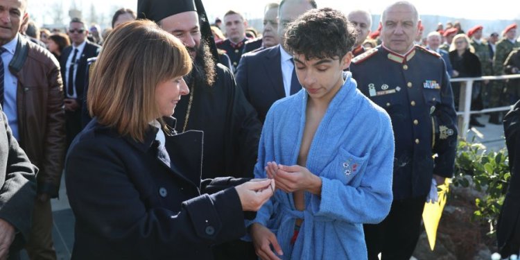 Το φως της αγάπης και της ειρήνης να αγγίξει τις καρδιές όλων μας – FANTOMAS.GR
