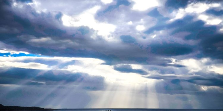 Συννεφιά, τοπικές βροχές, μικρή πτώση της θερμοκρασίας και ανέμους που δεν θα ξεπερνούν τα έξι μποφόρ στο Αιγαίο προβλέπει για σήμερα Κυριακή (24/08) η Εθνική Μετεωρολογική Υπηρεσία. Συννεφιά, τοπικές βροχές, μικρή πτώση της θερμοκρασίας και ανέμους που δεν θα ξεπερνούν τα έξι μποφόρ στο Αιγαίο προβλέπει για σήμερα Κυριακή (24/08) η Εθνική Μετεωρολογική Υπηρεσία.