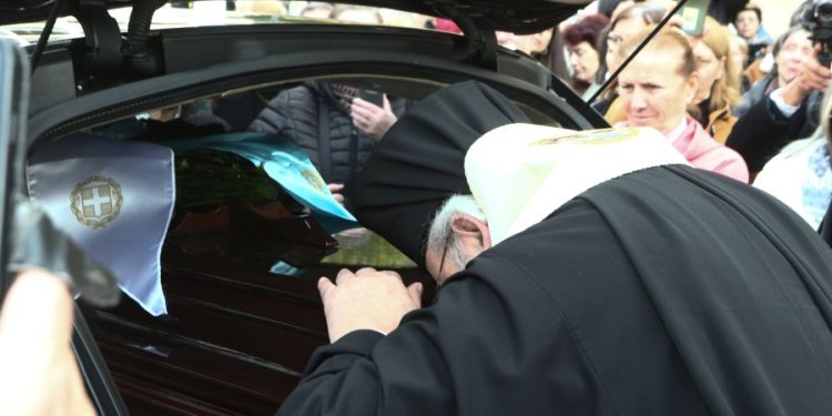 Στα Τίρανα μεταφέρεται το σκήνωμα του Αρχιεπισκόπου Αλβανίας Αναστάσιου – Την Πέμπτη η κηδεία Στα Τίρανα μεταφέρεται το σκήνωμα του Αρχιεπισκόπου Αλβανίας Αναστάσιου – Την Πέμπτη η κηδεία